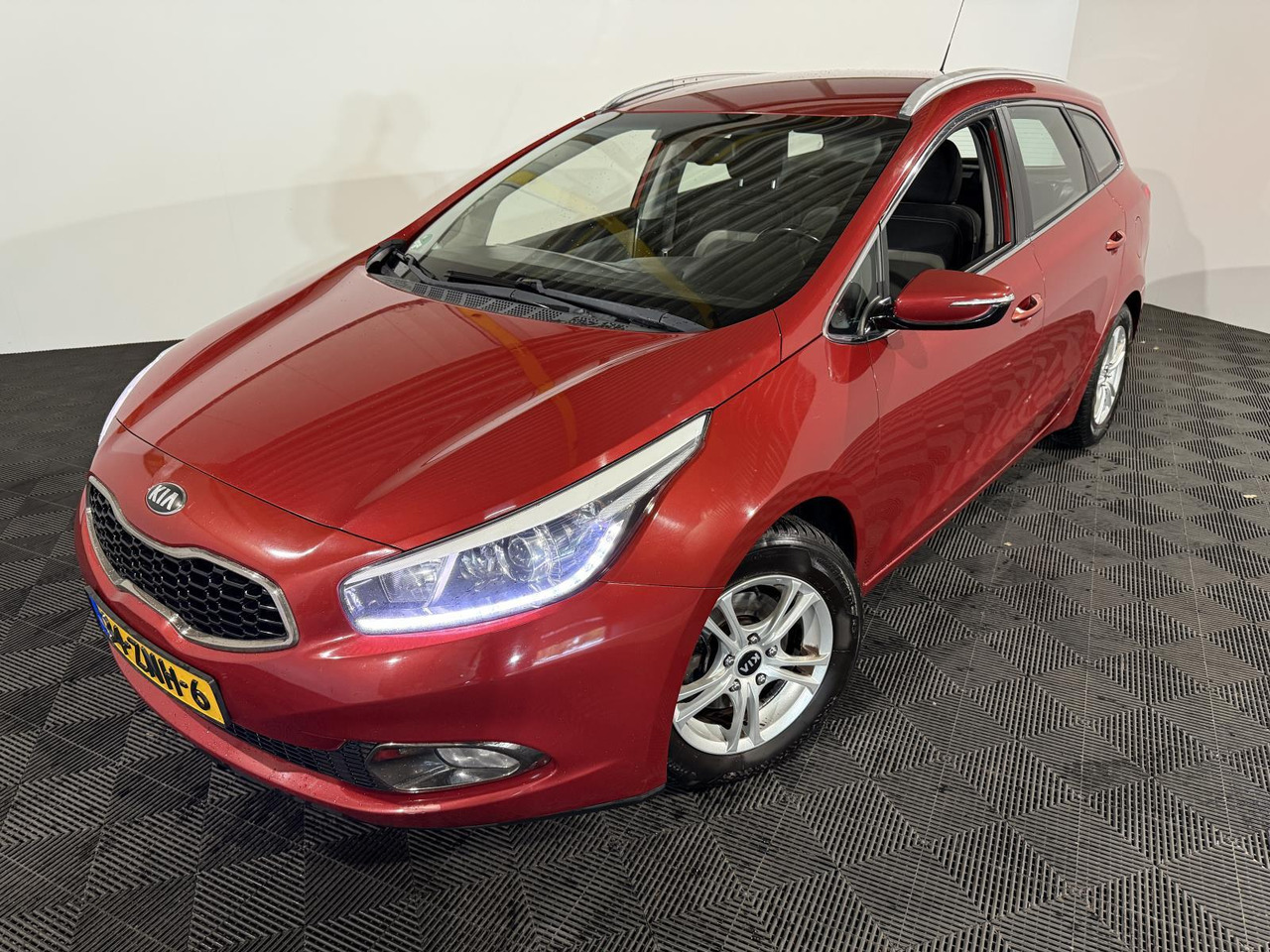 Kia | cee'd Sportswagon | 1.6 CRDi Plus Pack | 2013 | 296.728 km | 34ZNH6 | Logisch - Лек автомобил: снимка 1 Kia | cee'd Sportswagon | 1.6 CRDi Plus Pack | 2013 | 296.728 km | 34ZNH6 | Logisch - Лек автомобил: снимка 1