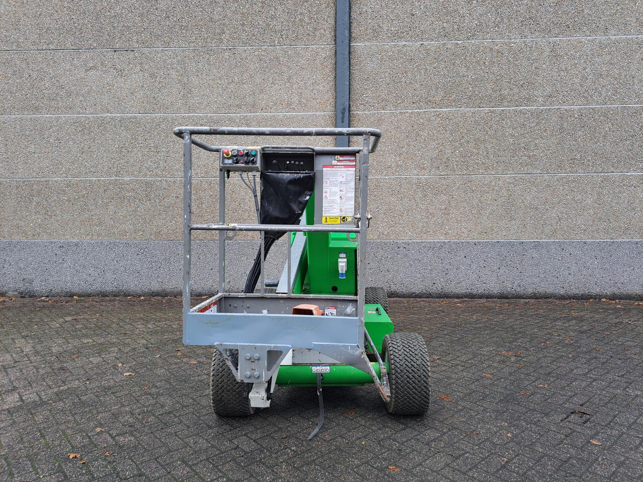 Niftylift HR12 Telescoophoogwerker DE Bi-Energy/Hybride 2WD 12m 2017 - Работна площадка: снимка 2 Niftylift HR12 Telescoophoogwerker DE Bi-Energy/Hybride 2WD 12m 2017 - Работна площадка: снимка 2