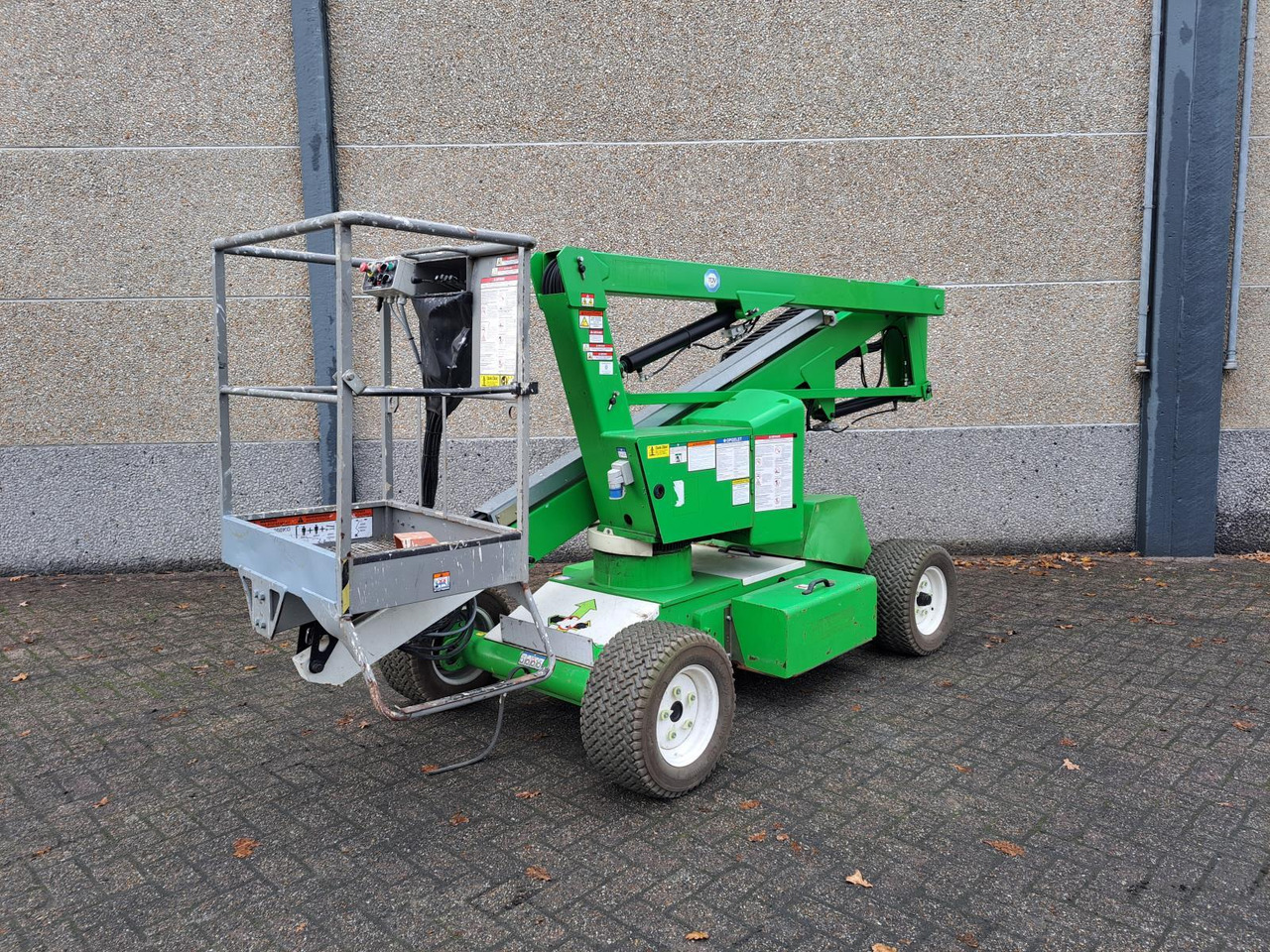 Niftylift HR12 Telescoophoogwerker DE Bi-Energy/Hybride 2WD 12m 2017 - Работна площадка: снимка 1 Niftylift HR12 Telescoophoogwerker DE Bi-Energy/Hybride 2WD 12m 2017 - Работна площадка: снимка 1