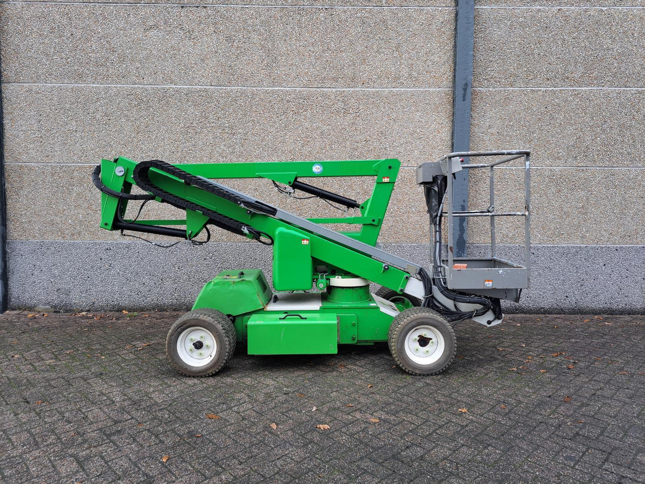 Niftylift HR12 Telescoophoogwerker DE Bi-Energy/Hybride 2WD 12m 2017 - Работна площадка: снимка 3 Niftylift HR12 Telescoophoogwerker DE Bi-Energy/Hybride 2WD 12m 2017 - Работна площадка: снимка 3
