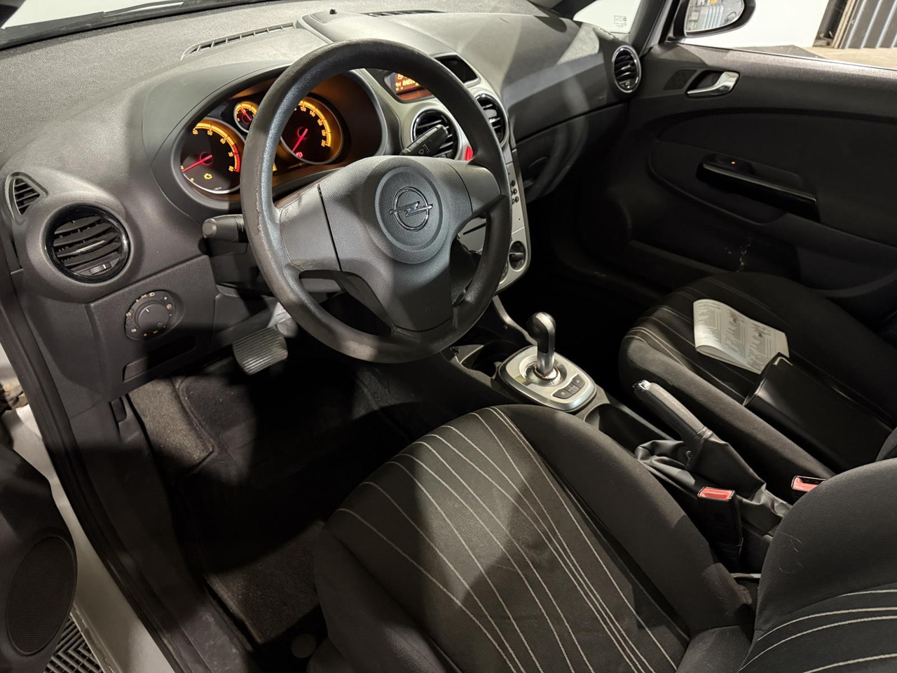 Opel | Corsa | 1.2-16V Cosmo Automaat | 2009 | 245.713 km | 45TJL8 | Geen oordeel - Хечбек: снимка 3 Opel | Corsa | 1.2-16V Cosmo Automaat | 2009 | 245.713 km | 45TJL8 | Geen oordeel - Хечбек: снимка 3