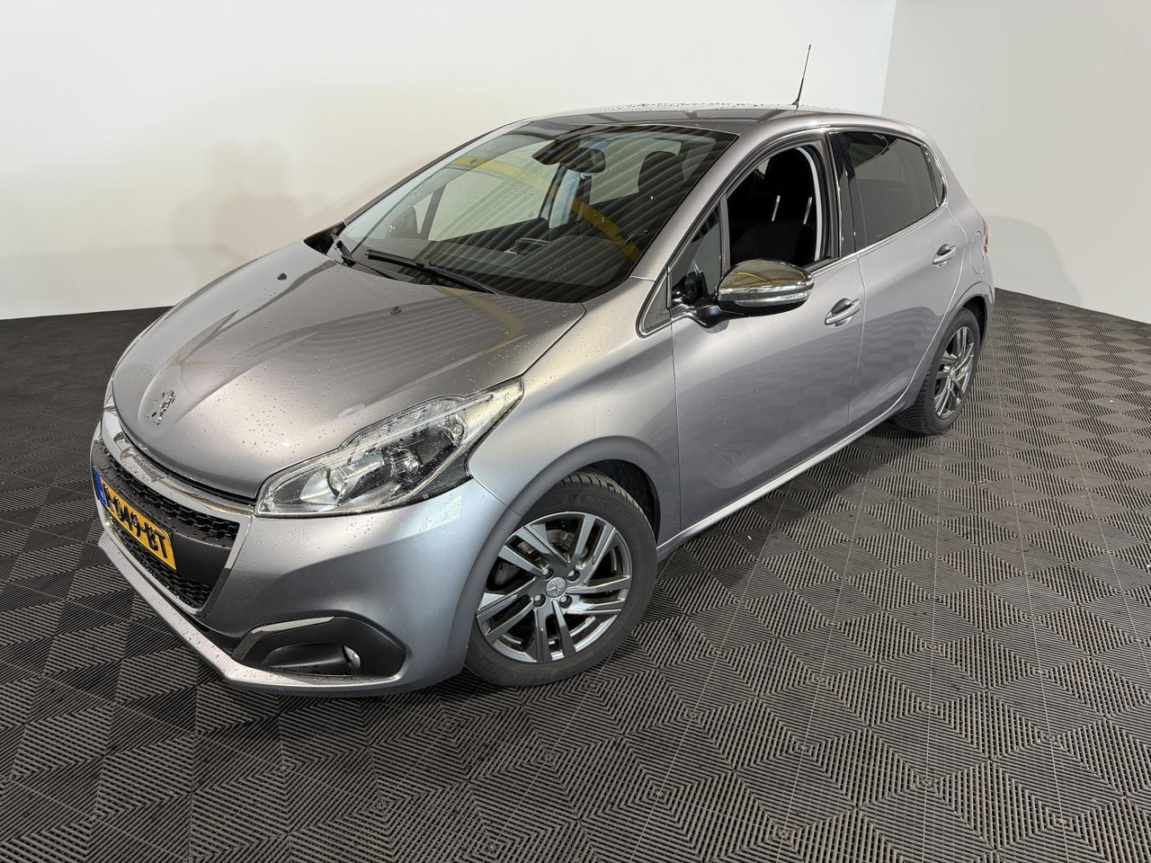 Peugeot | 208 | 1.5 BlueHDi Blue Lease Allure | 2019 | 183.354 km | R049BT | Geen oordeel - Хечбек: снимка 1 Peugeot | 208 | 1.5 BlueHDi Blue Lease Allure | 2019 | 183.354 km | R049BT | Geen oordeel - Хечбек: снимка 1