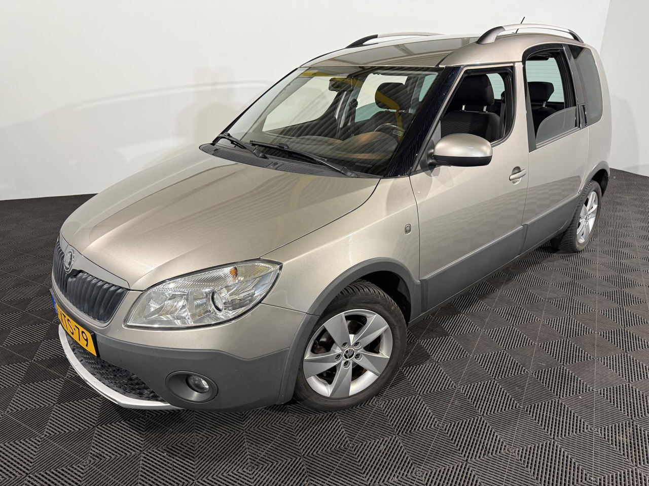 Skoda Roomster 1.2 TSI Drive | 2015 | 119.156 km | 2-XTS-79 - Лек автомобил: снимка 1 Skoda Roomster 1.2 TSI Drive | 2015 | 119.156 km | 2-XTS-79 - Лек автомобил: снимка 1