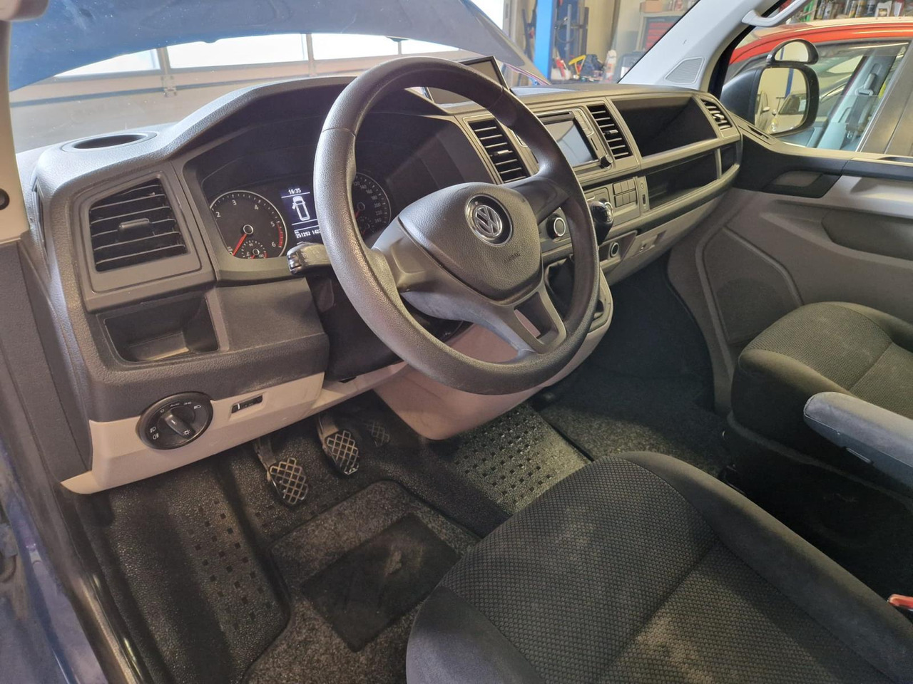 Volkswagen | Transporter | 2.0 TDI L1H1 DC Highline | 2018 | 251.292 km | V731RR | Logisch - Бус с двойна кабина: снимка 3 Volkswagen | Transporter | 2.0 TDI L1H1 DC Highline | 2018 | 251.292 km | V731RR | Logisch - Бус с двойна кабина: снимка 3
