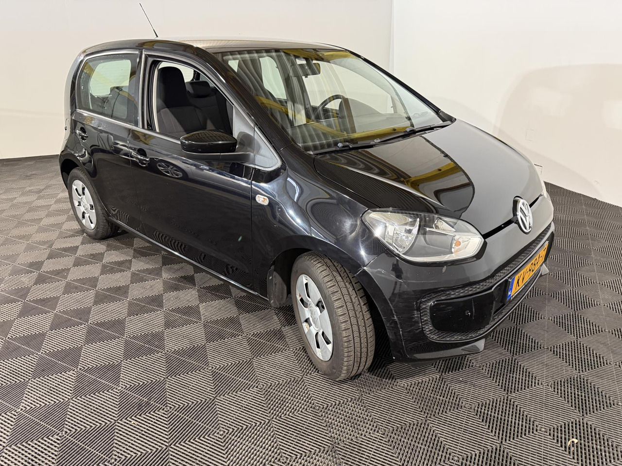Volkswagen Up 1.0 Move up! BlueMotion | 2015 | 169.625 km | KV-984-T - Хечбек: снимка 4 Volkswagen Up 1.0 Move up! BlueMotion | 2015 | 169.625 km | KV-984-T - Хечбек: снимка 4