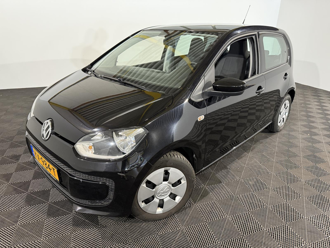 Volkswagen Up 1.0 Move up! BlueMotion | 2015 | 169.625 km | KV-984-T - Хечбек: снимка 1 Volkswagen Up 1.0 Move up! BlueMotion | 2015 | 169.625 km | KV-984-T - Хечбек: снимка 1