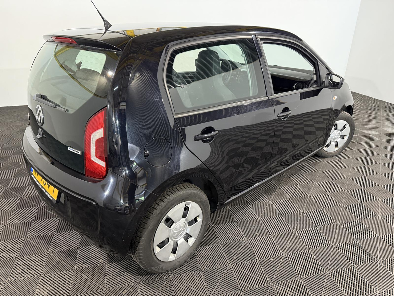 Volkswagen Up 1.0 Move up! BlueMotion | 2015 | 169.625 km | KV-984-T - Хечбек: снимка 3 Volkswagen Up 1.0 Move up! BlueMotion | 2015 | 169.625 km | KV-984-T - Хечбек: снимка 3