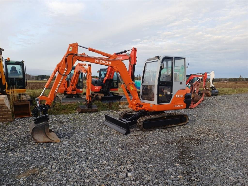 Hitachi EX30 Kallistuvalla liittimellä - Мини багер: снимка 1 Hitachi EX30 Kallistuvalla liittimellä - Мини багер: снимка 1