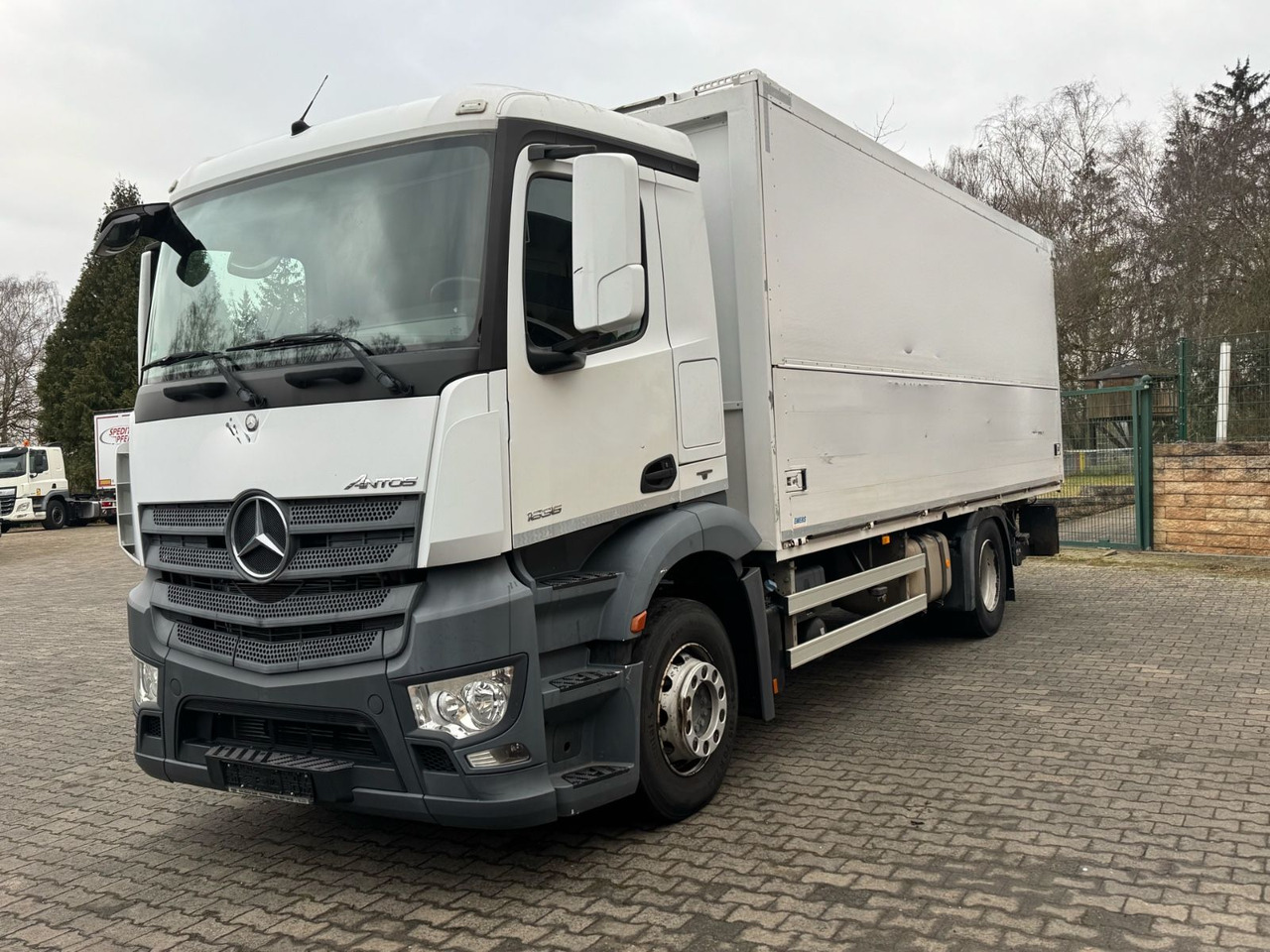 Mercedes-Benz Antos 1836L/4x2/2t.LBW/2xAHK/aus.1Hand/16.Pal. - За напитки камион: снимка 3 Mercedes-Benz Antos 1836L/4x2/2t.LBW/2xAHK/aus.1Hand/16.Pal. - За напитки камион: снимка 3