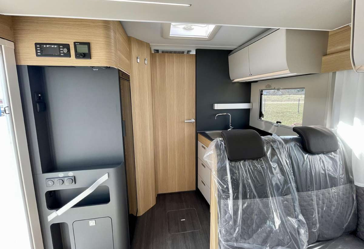 Нови Полуинтегриран кемпер ADRIA Matrix Axess 650 SL: снимка 7
