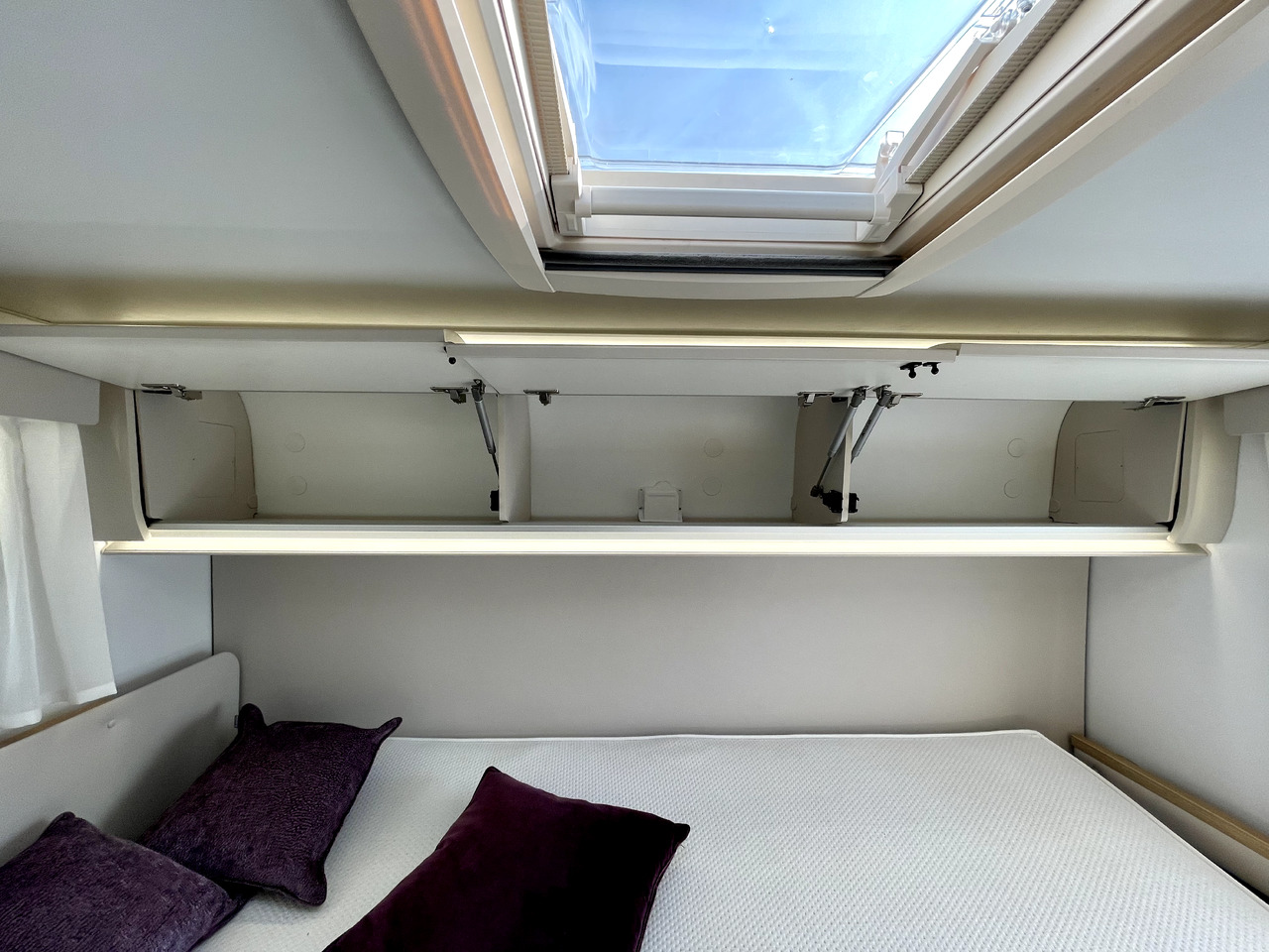 Adria Coral Xl 600 DP - Алковен кемпер: снимка 4 Adria Coral Xl 600 DP - Алковен кемпер: снимка 4