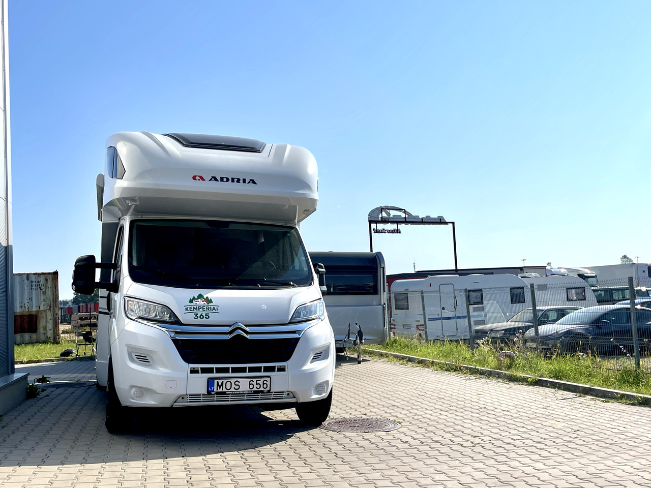 Adria Coral Xl 600 DP - Алковен кемпер: снимка 1 Adria Coral Xl 600 DP - Алковен кемпер: снимка 1