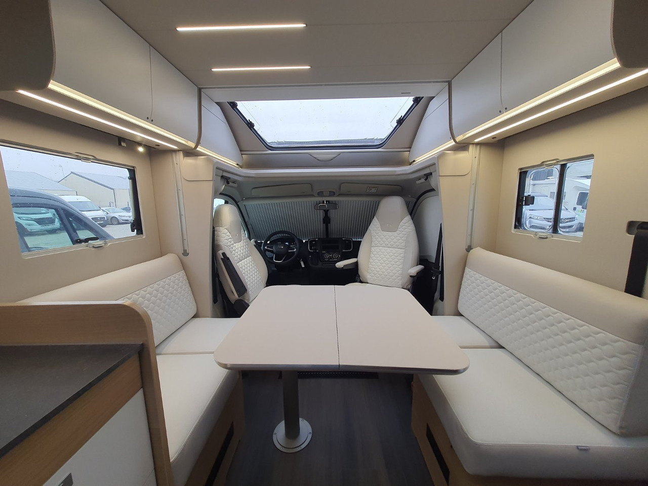 Adria Matrix Plus 670DC - Полуинтегриран кемпер: снимка 4 Adria Matrix Plus 670DC - Полуинтегриран кемпер: снимка 4