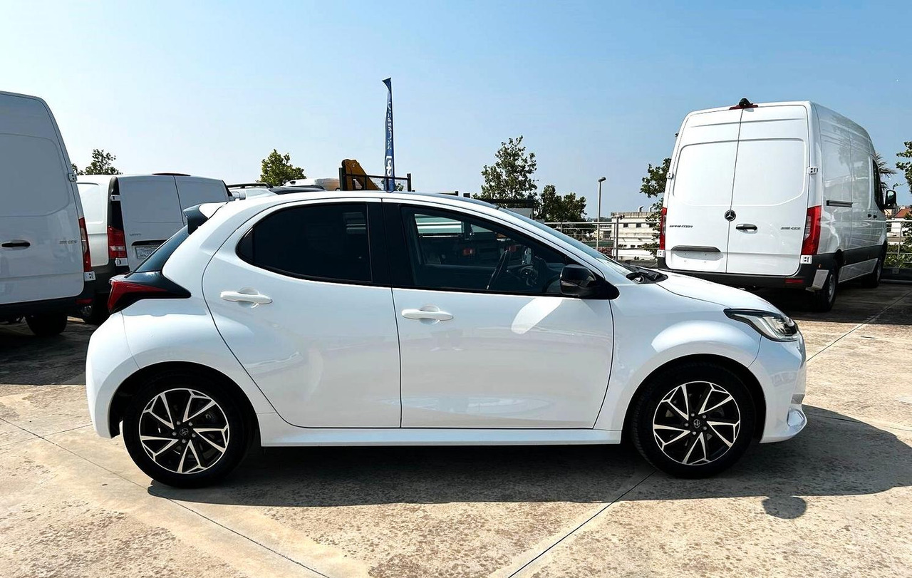Toyota Yaris 1.5 Hybrid 5 porte Lounge - Седан: снимка 4 Toyota Yaris 1.5 Hybrid 5 porte Lounge - Седан: снимка 4