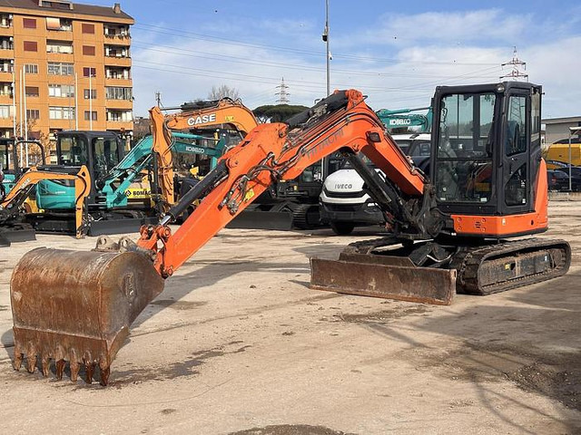 Hitachi ZX65USB - Мини багер: снимка 1 Hitachi ZX65USB - Мини багер: снимка 1