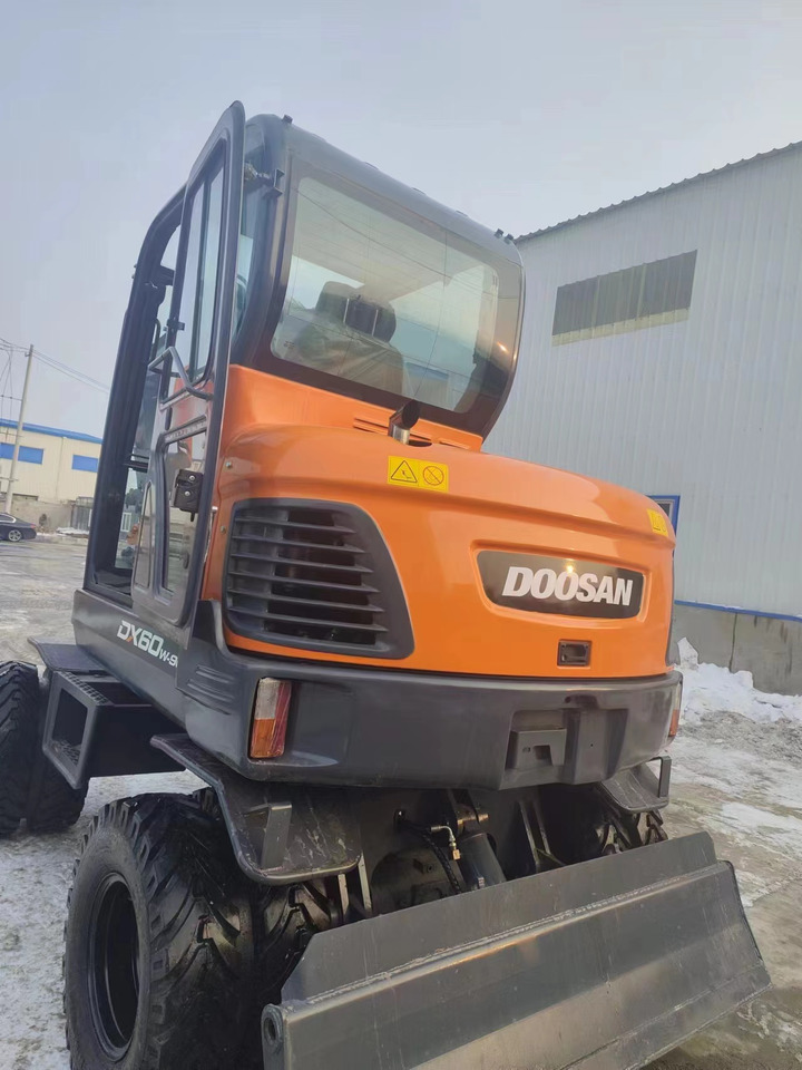 DOOSAN DX60w-9c - Мини багер: снимка 3 DOOSAN DX60w-9c - Мини багер: снимка 3