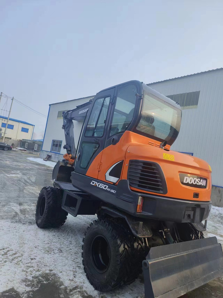 DOOSAN DX60w-9c - Мини багер: снимка 4 DOOSAN DX60w-9c - Мини багер: снимка 4