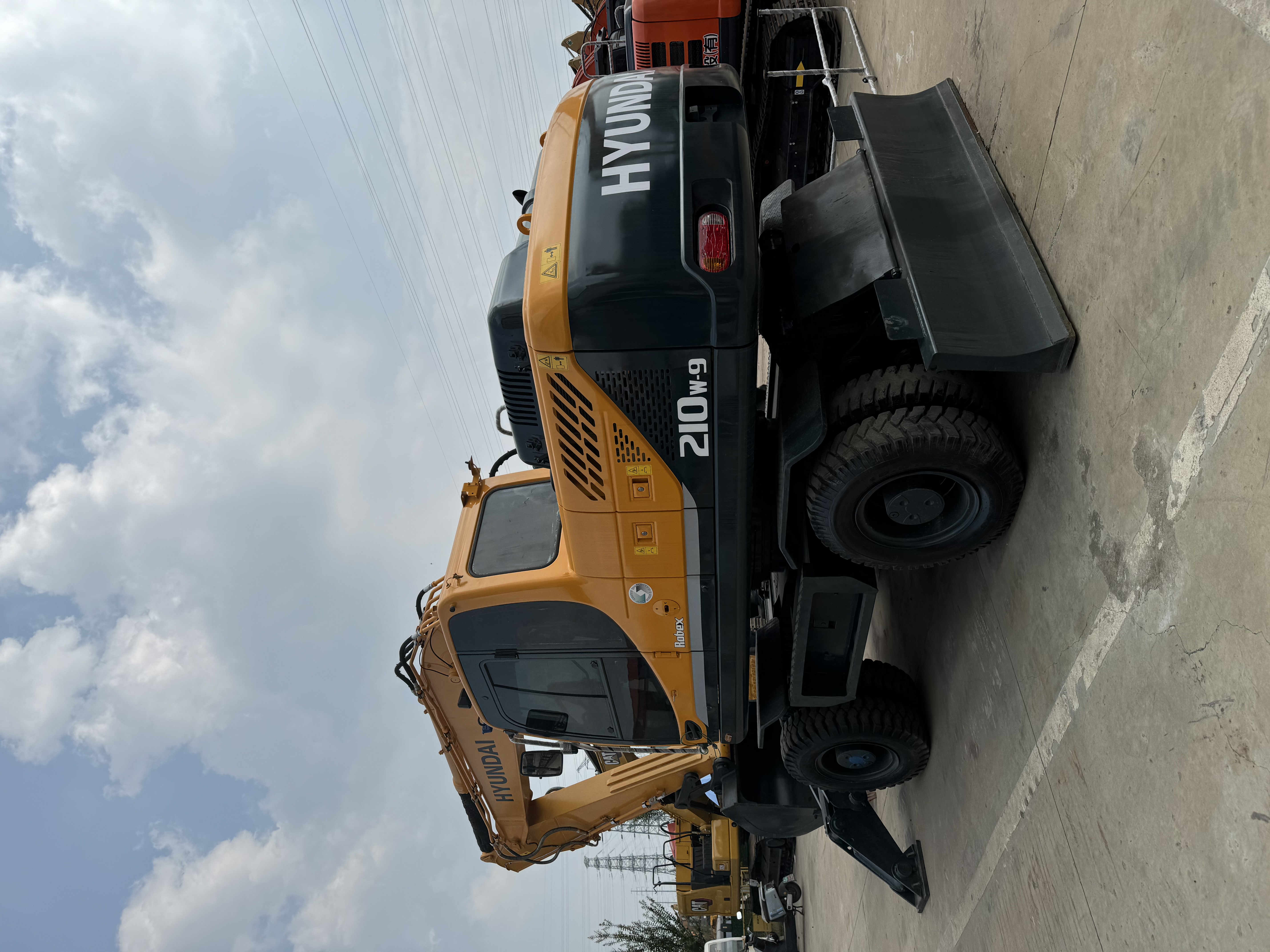 Hyundai 210W-9 - Колесен багер: снимка 1 Hyundai 210W-9 - Колесен багер: снимка 1