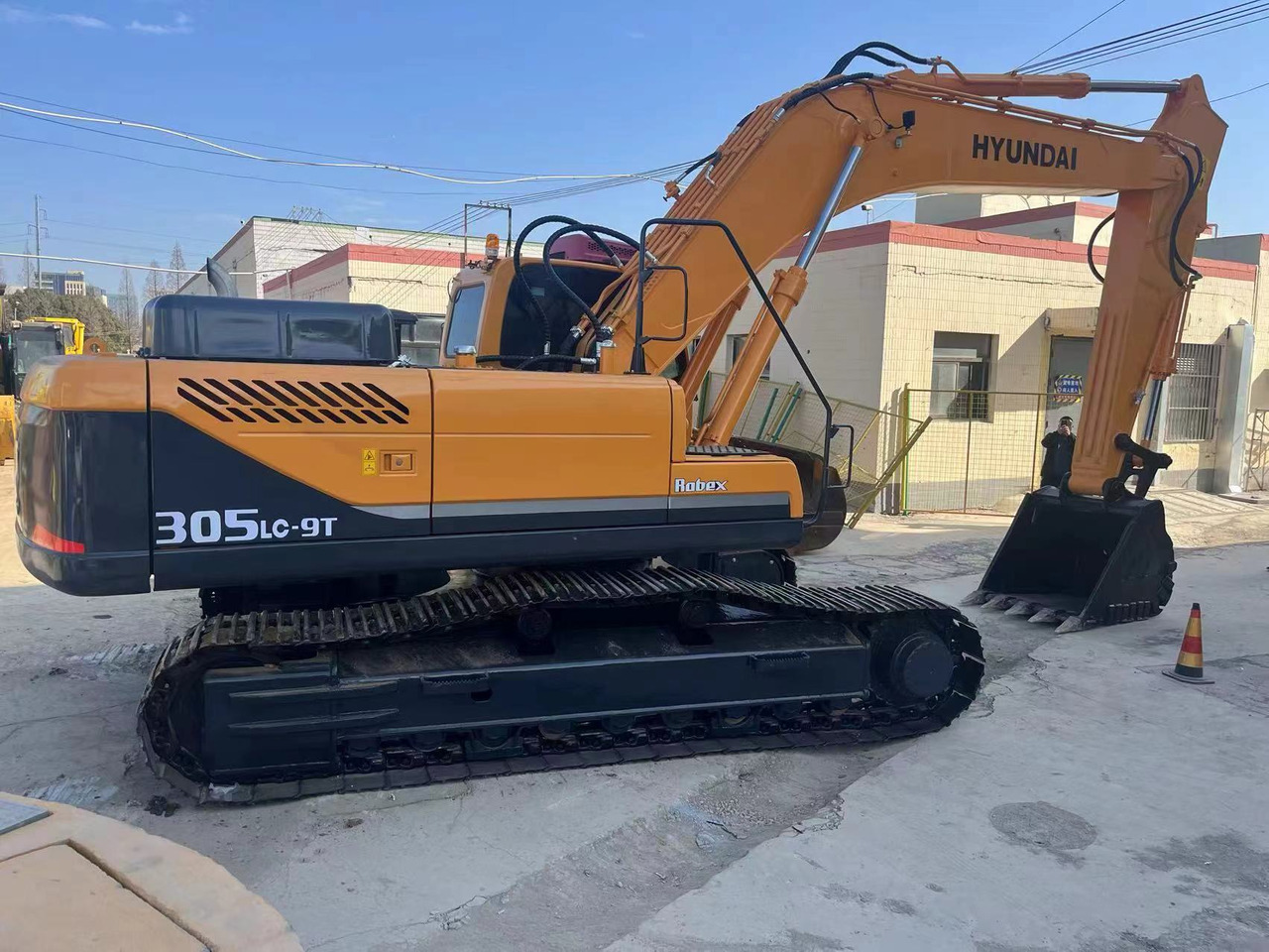 Hyundai R305LC-9T - Верижен багер: снимка 1 Hyundai R305LC-9T - Верижен багер: снимка 1