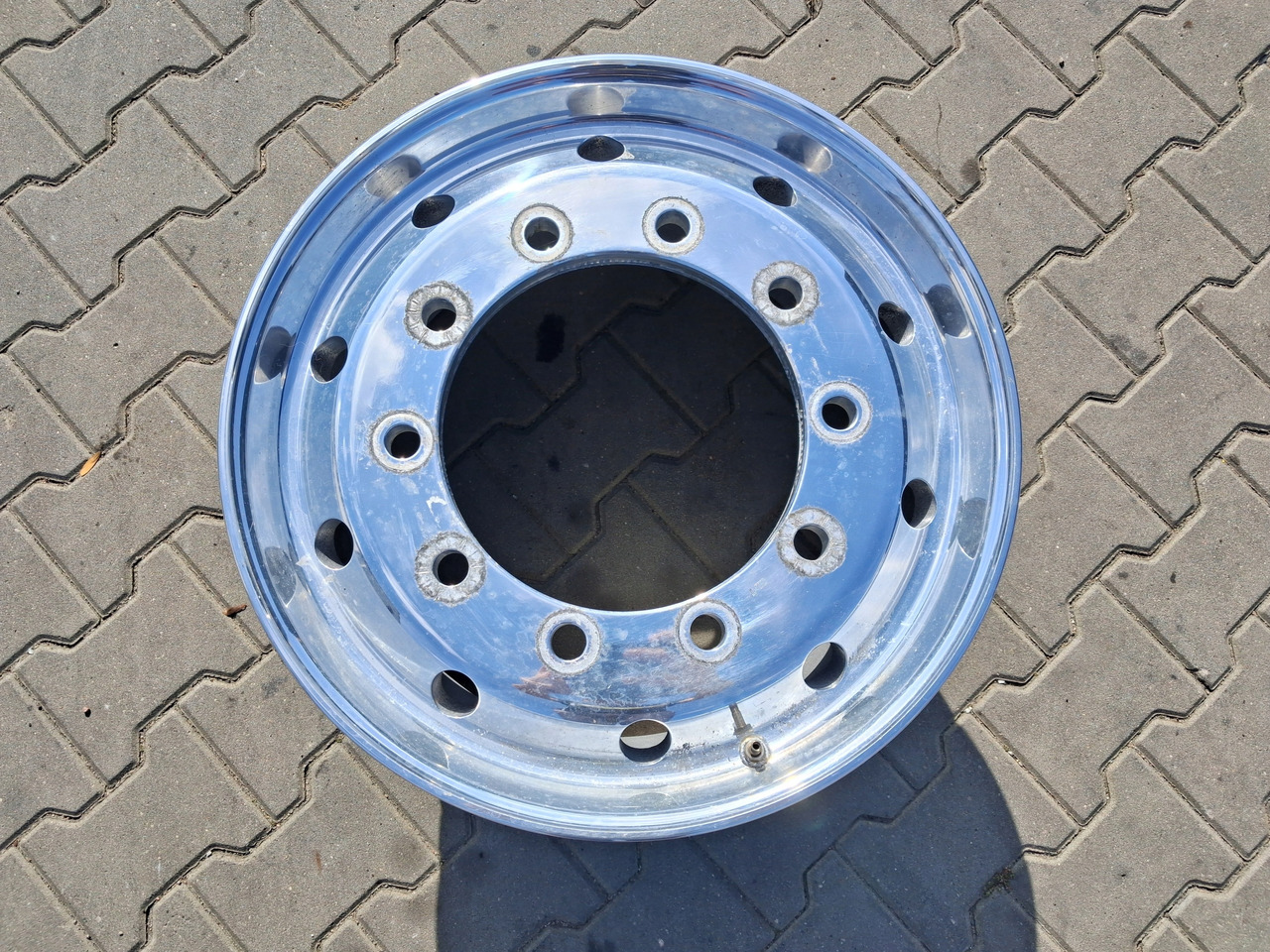 FELGA ALUMINIOWA ALCOA PRZÓD SZEROKA POLEROWANA 22,5 X 11,75 ET 120 TIR - Джанта за Камион: снимка 2 FELGA ALUMINIOWA ALCOA PRZÓD SZEROKA POLEROWANA 22,5 X 11,75 ET 120 TIR - Джанта за Камион: снимка 2