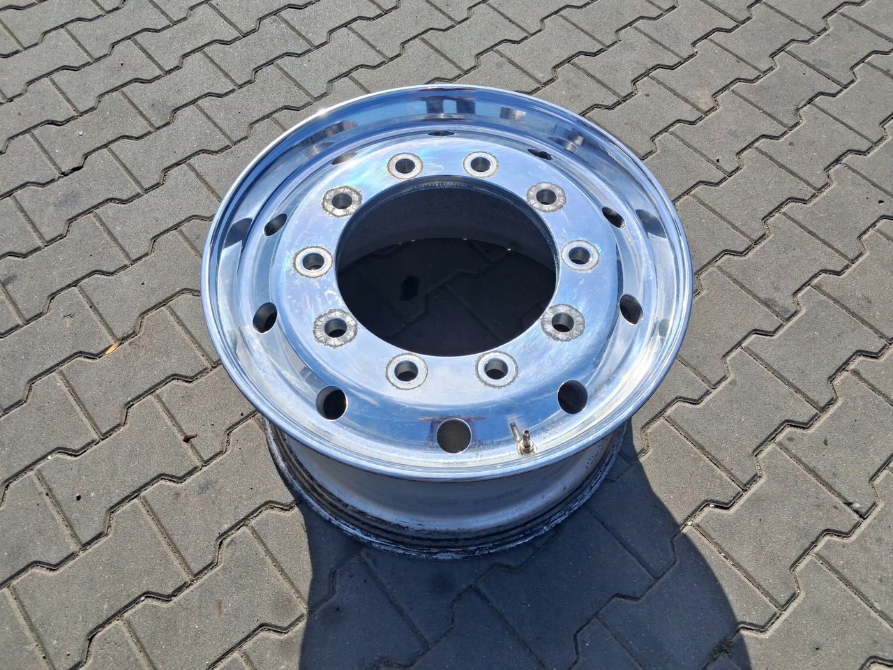 FELGA ALUMINIOWA ALCOA PRZÓD SZEROKA POLEROWANA 22,5 X 11,75 ET 120 TIR - Джанта за Камион: снимка 1 FELGA ALUMINIOWA ALCOA PRZÓD SZEROKA POLEROWANA 22,5 X 11,75 ET 120 TIR - Джанта за Камион: снимка 1
