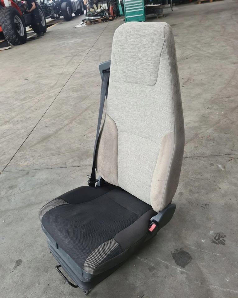 FOTEL PNEUMATYCZNY PRAWY PASAŻERA RENAULT PREMIUM MIDLUM DXI - Седалка: снимка 2 FOTEL PNEUMATYCZNY PRAWY PASAŻERA RENAULT PREMIUM MIDLUM DXI - Седалка: снимка 2