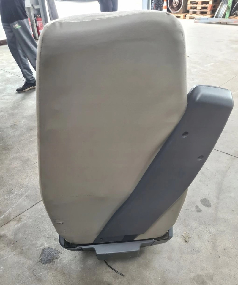 FOTEL PNEUMATYCZNY PRAWY PASAŻERA RENAULT PREMIUM MIDLUM DXI - Седалка: снимка 5 FOTEL PNEUMATYCZNY PRAWY PASAŻERA RENAULT PREMIUM MIDLUM DXI - Седалка: снимка 5