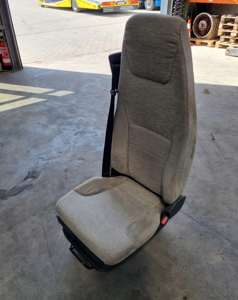 FOTEL PNEUMATYCZNY PRAWY SIEDZENIE PASAŻERA RENAULT PREMIUM MIDLUM DXI - Седалка: снимка 5 FOTEL PNEUMATYCZNY PRAWY SIEDZENIE PASAŻERA RENAULT PREMIUM MIDLUM DXI - Седалка: снимка 5