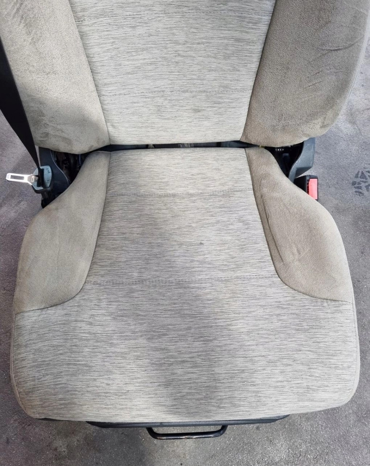 FOTEL PNEUMATYCZNY PRAWY SIEDZENIE PASAŻERA RENAULT PREMIUM MIDLUM DXI - Седалка: снимка 4 FOTEL PNEUMATYCZNY PRAWY SIEDZENIE PASAŻERA RENAULT PREMIUM MIDLUM DXI - Седалка: снимка 4