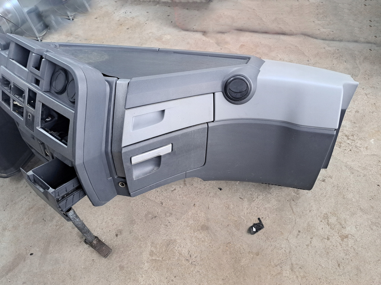 RENAULT KONSOLA KOMPLETNA KOKPIT DESKA RENAULT GAMA T RANGE - Табло за Камион: снимка 3 RENAULT KONSOLA KOMPLETNA KOKPIT DESKA RENAULT GAMA T RANGE - Табло за Камион: снимка 3