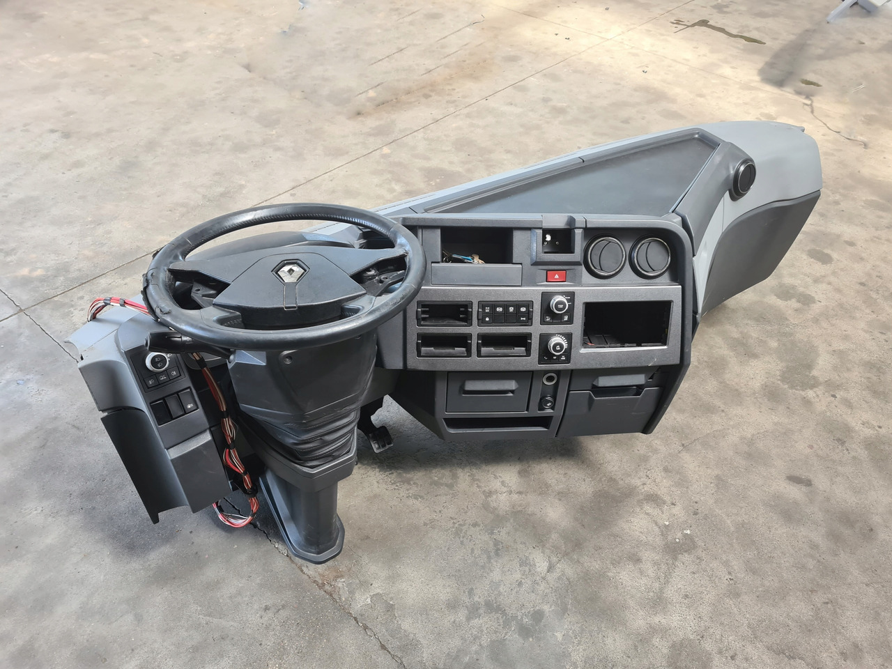 RENAULT KONSOLA KOMPLETNA KOKPIT DESKA ROZDZIELCZA PRZEKŁADKA ANGLIKA RENAULT GAMA T RANGE - Табло за Камион: снимка 1 RENAULT KONSOLA KOMPLETNA KOKPIT DESKA ROZDZIELCZA PRZEKŁADKA ANGLIKA RENAULT GAMA T RANGE - Табло за Камион: снимка 1