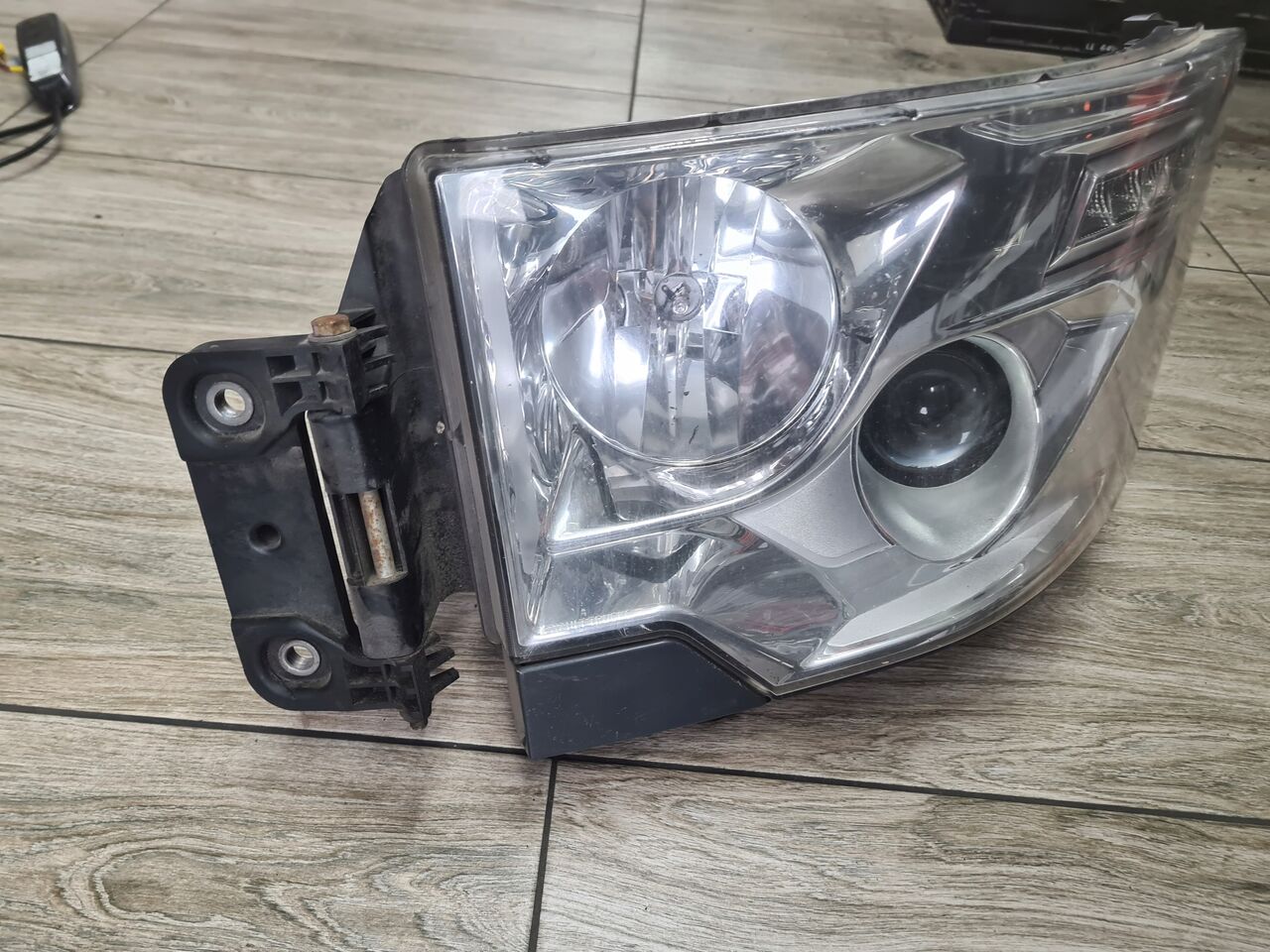 RENAULT LAMPA LEWA REFLEKTOR H7 RENAULT GAMA T RANGE ORYGINAŁ - Преден фар за Камион: снимка 2 RENAULT LAMPA LEWA REFLEKTOR H7 RENAULT GAMA T RANGE ORYGINAŁ - Преден фар за Камион: снимка 2