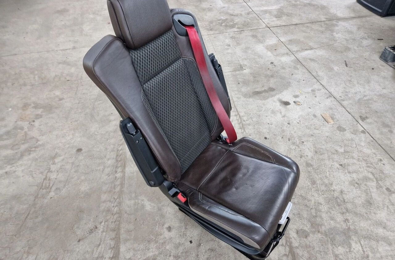 Renault SIEDZENIE KIEROWCY Renault GAMA T C K - Седалка за Камион: снимка 3 Renault SIEDZENIE KIEROWCY Renault GAMA T C K - Седалка за Камион: снимка 3