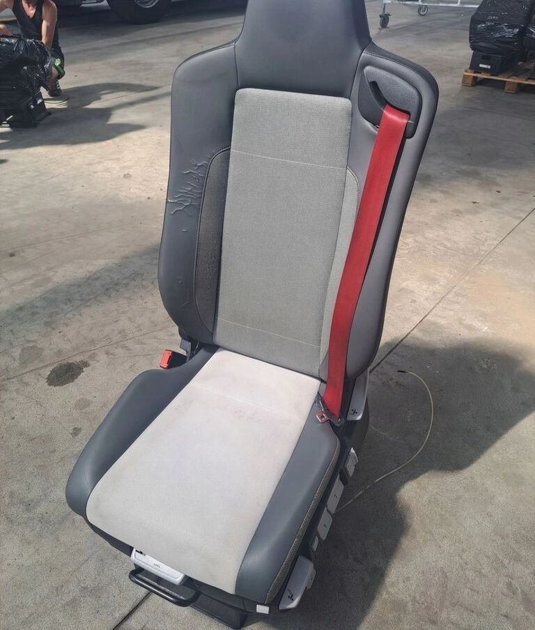 Renault SIEDZENIE KIEROWCY Renault RANGE GAMA T C K - Седалка за Камион: снимка 1 Renault SIEDZENIE KIEROWCY Renault RANGE GAMA T C K - Седалка за Камион: снимка 1
