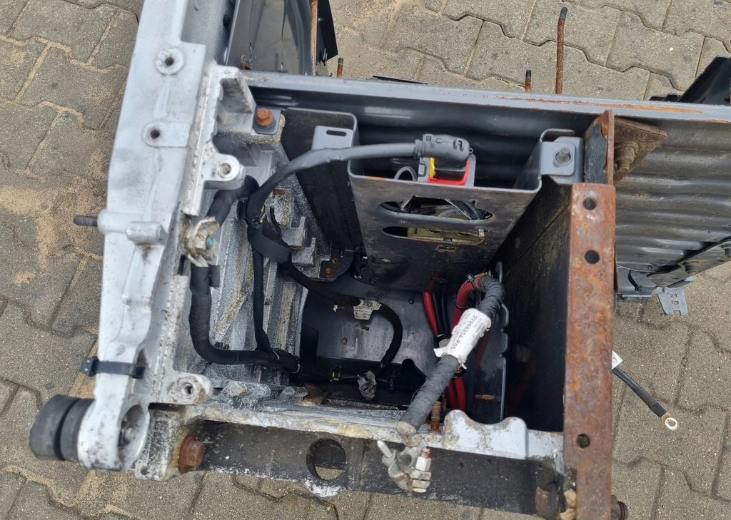 SKRZYNKA AKUMULATORÓW PODWÓJNA NA 4 AKUMULATORY VOLVO FH 4 FM 4 FMX 4 - Акумулатор: снимка 5 SKRZYNKA AKUMULATORÓW PODWÓJNA NA 4 AKUMULATORY VOLVO FH 4 FM 4 FMX 4 - Акумулатор: снимка 5