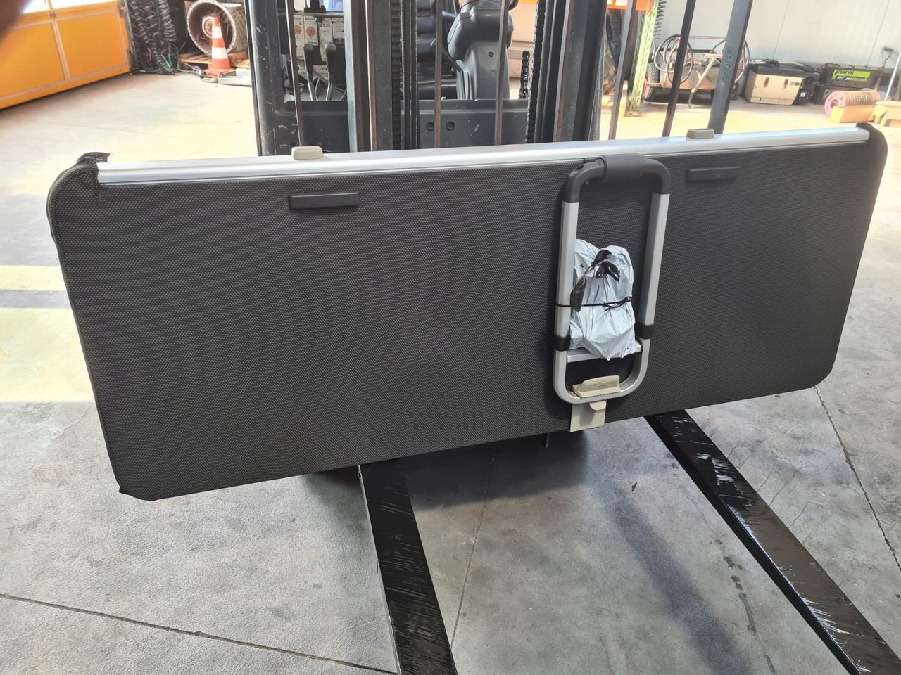 VOLVO ŁÓŻKO KOMPLETNE GÓRNE LEŻANKA MOCOWANIA - Седалка за Камион: снимка 5 VOLVO ŁÓŻKO KOMPLETNE GÓRNE LEŻANKA MOCOWANIA - Седалка за Камион: снимка 5