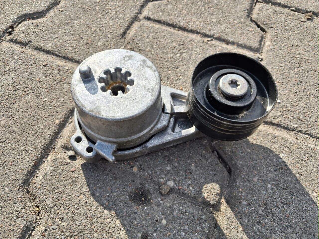VOLVO ROLKA NAPINACZ PASKA ALTERNATORA RENAULT RANGE GAMA T VOLVO FH 4 5 - Двигател и части за Камион: снимка 1 VOLVO ROLKA NAPINACZ PASKA ALTERNATORA RENAULT RANGE GAMA T VOLVO FH 4 5 - Двигател и части за Камион: снимка 1