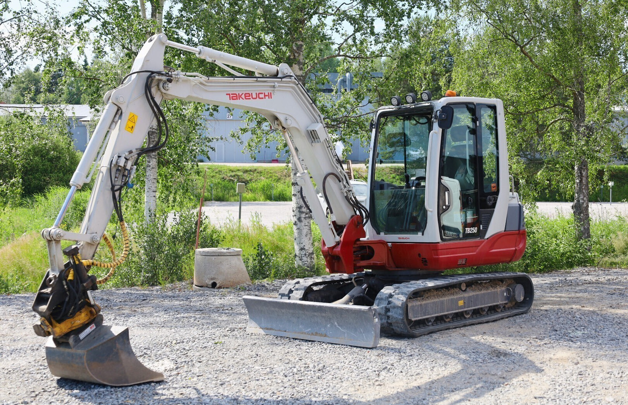 Takeuchi TB250 - Мини багер: снимка 2 Takeuchi TB250 - Мини багер: снимка 2