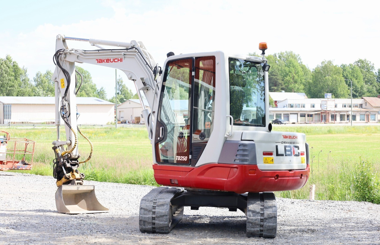 Takeuchi TB250 - Мини багер: снимка 3 Takeuchi TB250 - Мини багер: снимка 3