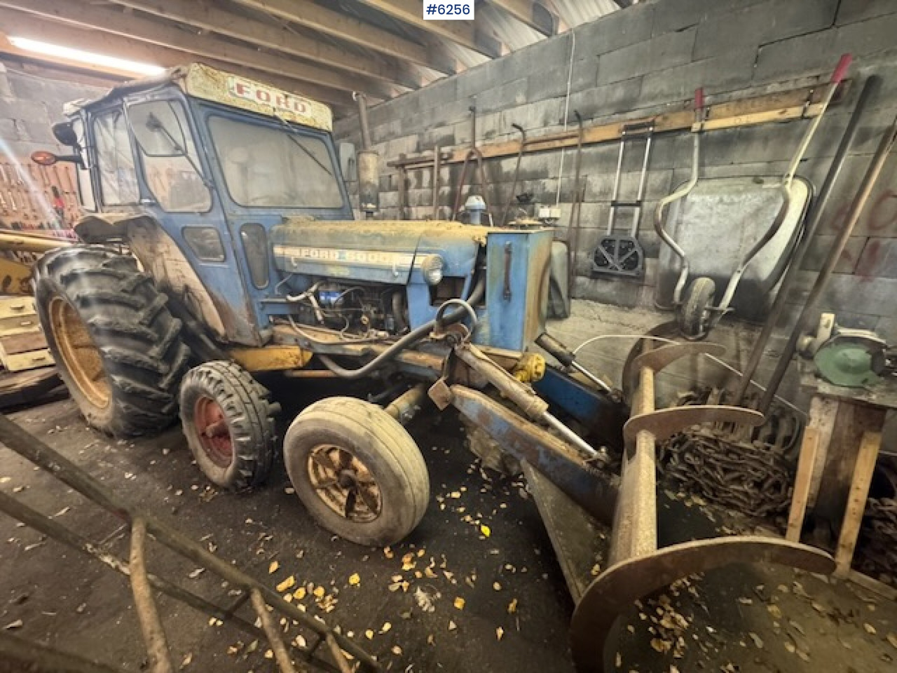 1968 Ford 5000 w/ digger, front cutter and 3 buckets! - Трактор: снимка 2 1968 Ford 5000 w/ digger, front cutter and 3 buckets! - Трактор: снимка 2