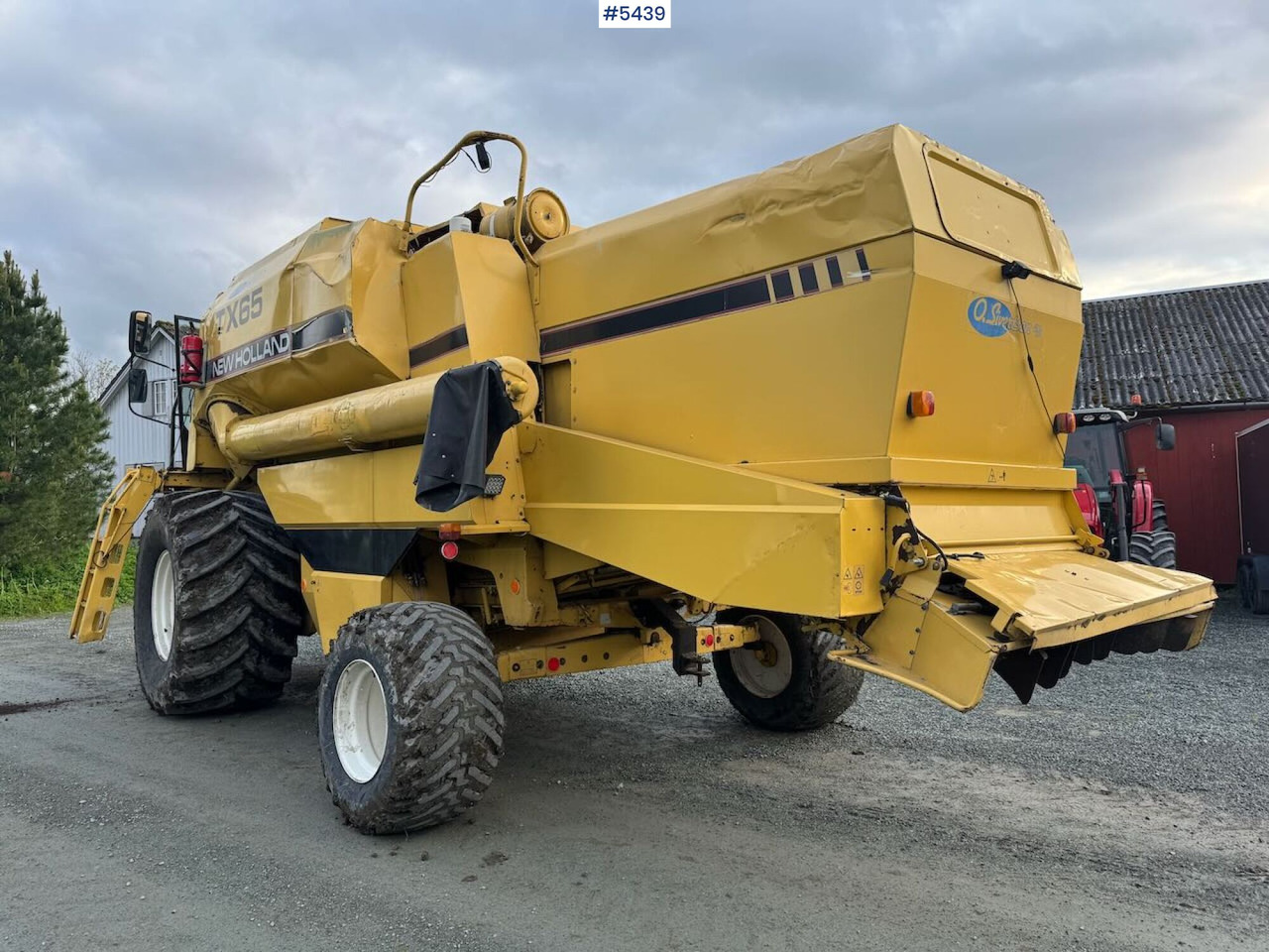 1995 New Holland TX65 m/ 20 fot skjærebord og henger - Зърнокомбайн: снимка 4 1995 New Holland TX65 m/ 20 fot skjærebord og henger - Зърнокомбайн: снимка 4