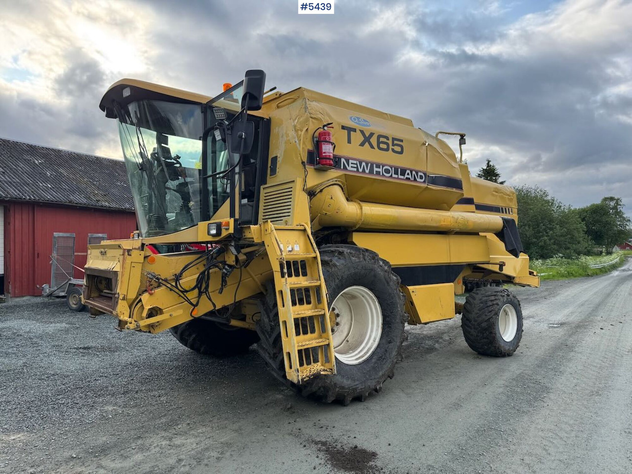 1995 New Holland TX65 m/ 20 fot skjærebord og henger - Зърнокомбайн: снимка 2 1995 New Holland TX65 m/ 20 fot skjærebord og henger - Зърнокомбайн: снимка 2