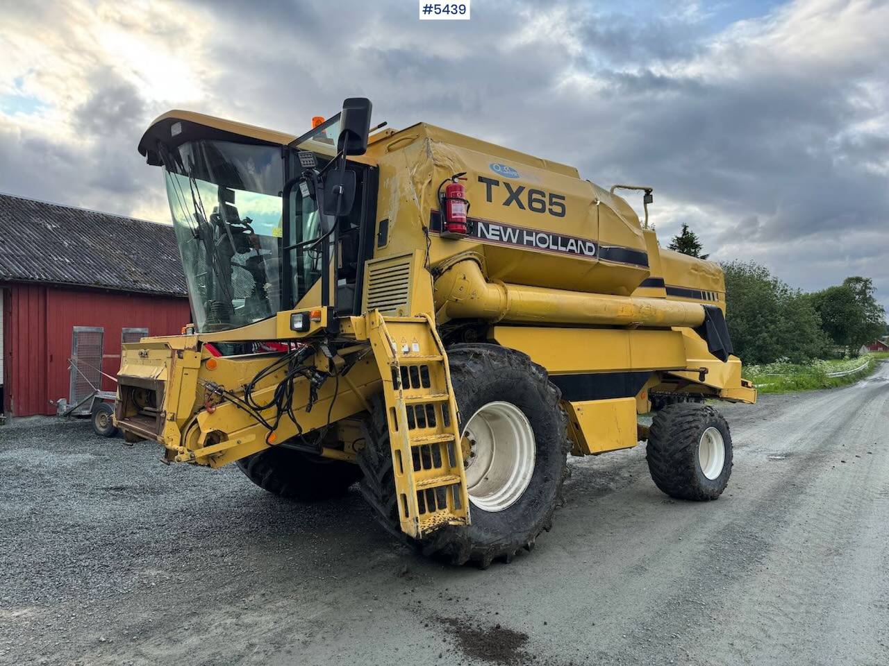 1995 New Holland TX65 m/ 20 fot skjærebord og henger - Зърнокомбайн: снимка 1 1995 New Holland TX65 m/ 20 fot skjærebord og henger - Зърнокомбайн: снимка 1