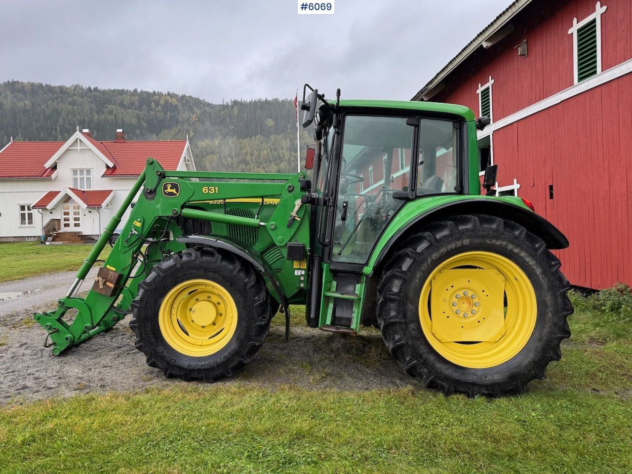 2006 John Deere 6320 w/ front loader, bucket, grapple, pallet fork and chains. Low hours!! - Трактор: снимка 1 2006 John Deere 6320 w/ front loader, bucket, grapple, pallet fork and chains. Low hours!! - Трактор: снимка 1