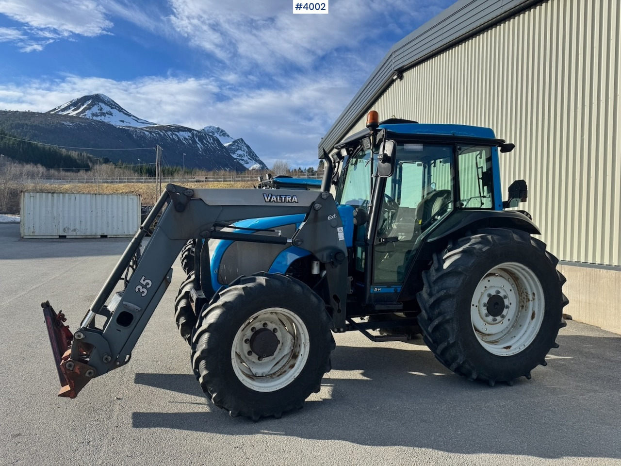 2006 Valtra A95-4 4x4 w/ Front loader. 2700 hours! - Трактор: снимка 1 2006 Valtra A95-4 4x4 w/ Front loader. 2700 hours! - Трактор: снимка 1