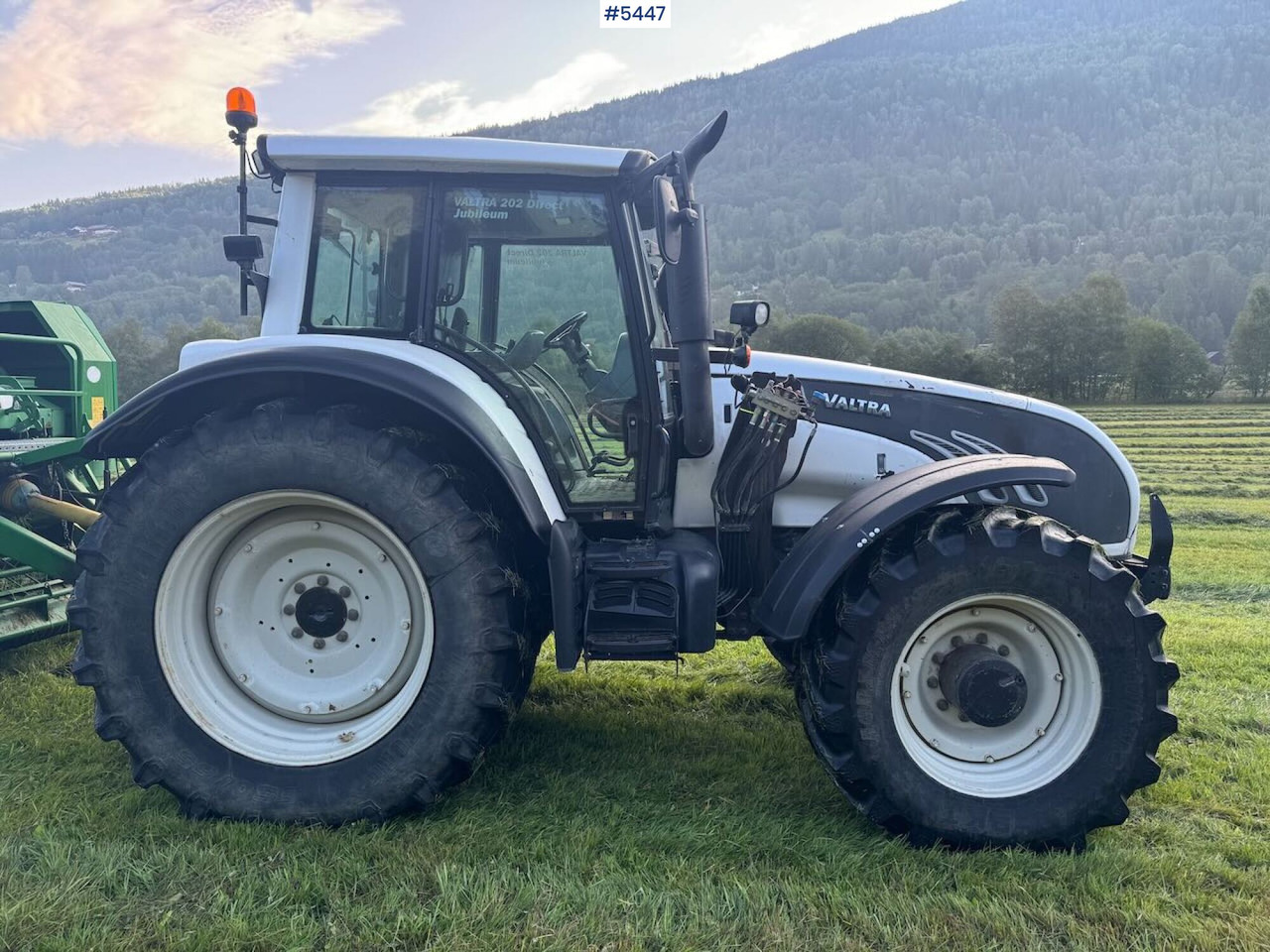 2009 Valtra T202 w/ loader - Трактор: снимка 2 2009 Valtra T202 w/ loader - Трактор: снимка 2