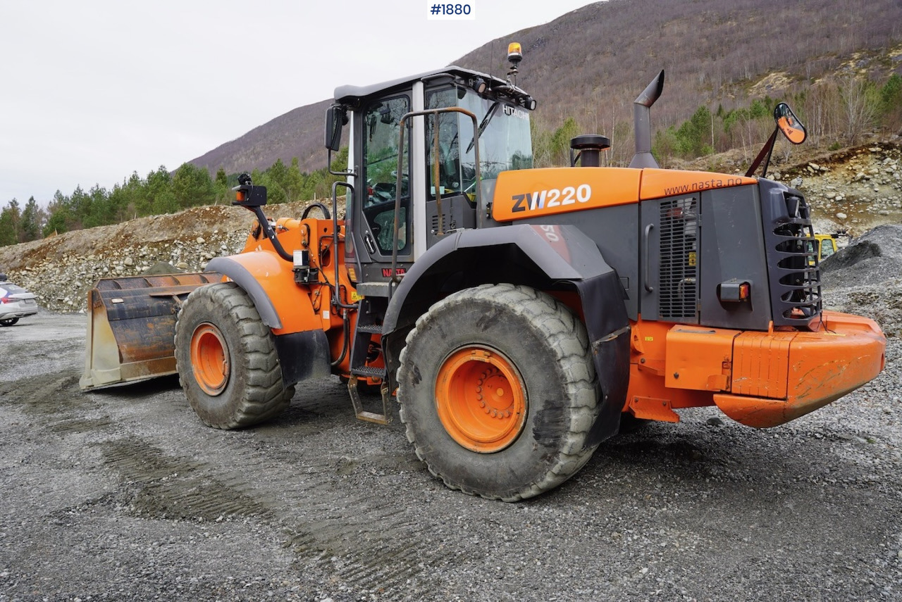 2012 Hitachi ZW220 - Колесен товарач: снимка 4 2012 Hitachi ZW220 - Колесен товарач: снимка 4