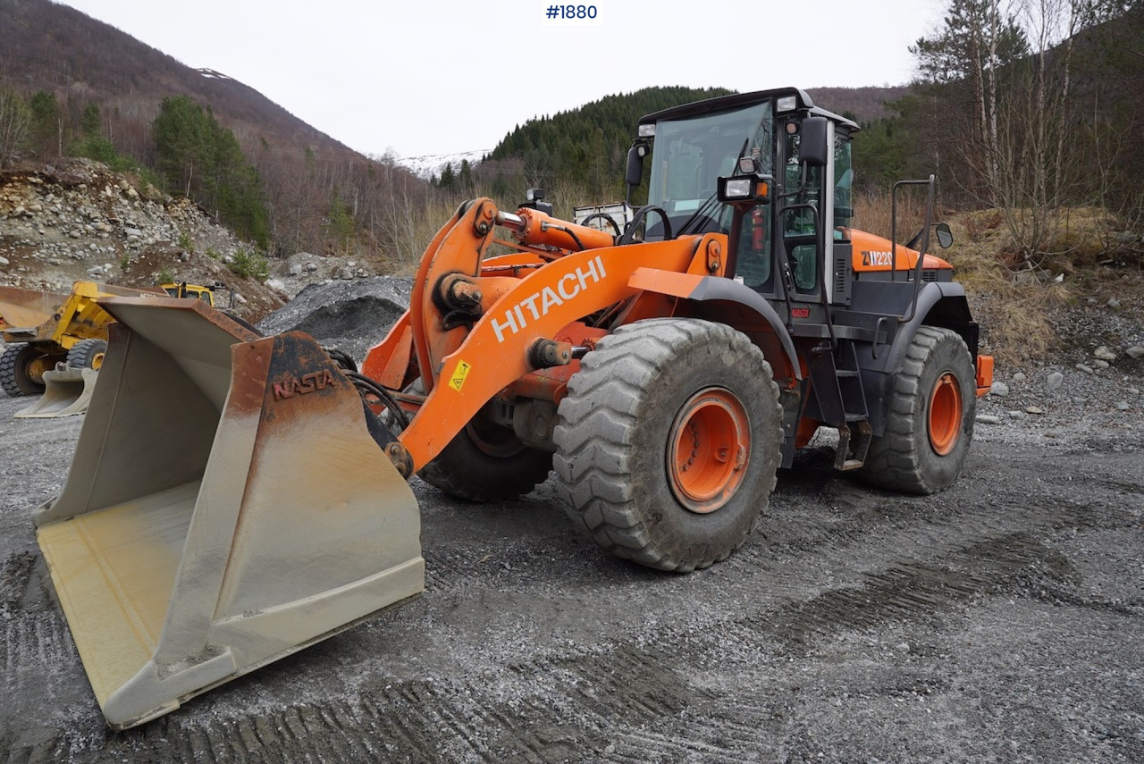 2012 Hitachi ZW220 - Колесен товарач: снимка 2 2012 Hitachi ZW220 - Колесен товарач: снимка 2