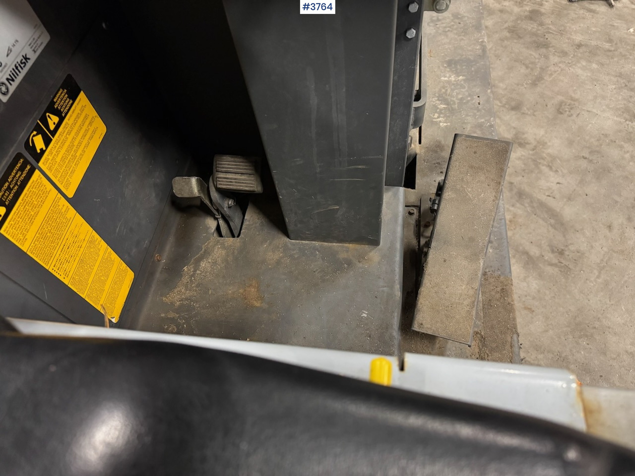 Професионална метачна машина 2012 Nilfisk CR 1200 broom and sweeper: снимка 10 Професионална метачна машина 2012 Nilfisk CR 1200 broom and sweeper: снимка 10