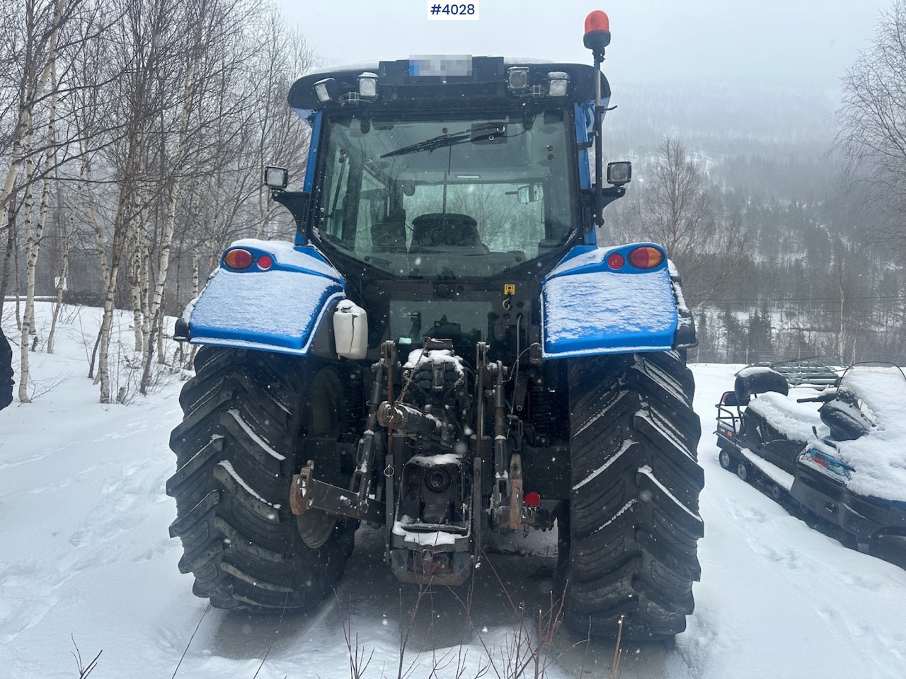 2012 Valtra N122 4x4 traktor w/ front loader and Dalen snow blower - Трактор: снимка 5 2012 Valtra N122 4x4 traktor w/ front loader and Dalen snow blower - Трактор: снимка 5